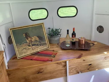 Glossy White w/Wood 2-Horse Trailer - Image 22