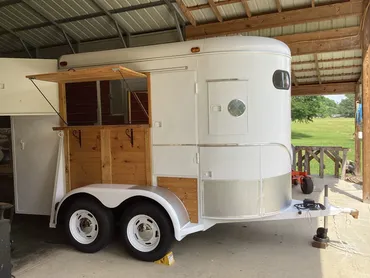 Glossy White w/Wood 2-Horse Trailer - Image 21