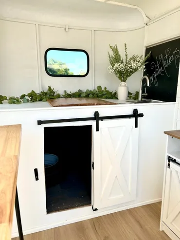 2000 Charming White w/Wood 2-Horse Trailer - Image 9