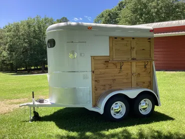 Glossy White w/Wood 2-Horse Trailer - Image 12