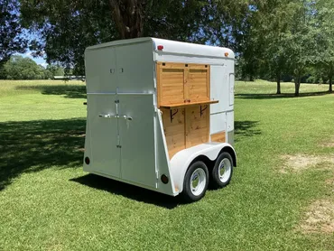 Glossy White w/Wood 2-Horse Trailer - Image 4