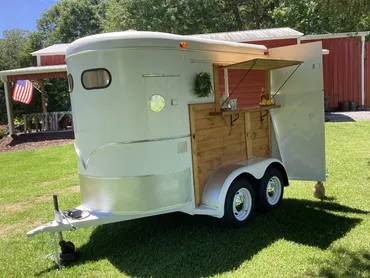Glossy White w/Wood 2-Horse Trailer - Image 20