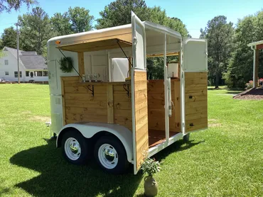 Glossy White w/Wood 2-Horse Trailer - Image 16