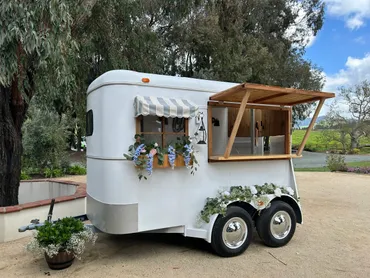 2000 Charming White w/Wood 2-Horse Trailer - Image 11