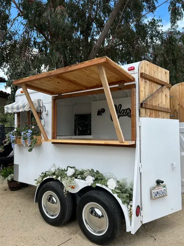 2000 Charming White w/Wood 2-Horse Trailer - Image 4