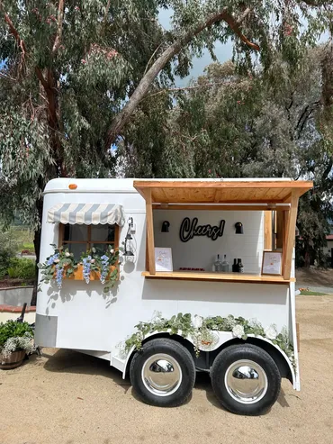 2000 Charming White w/Wood 2-Horse Trailer - Image 10