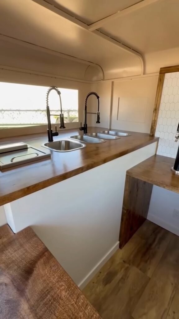3 SINK COMPARTMENT HORSE TRAILER