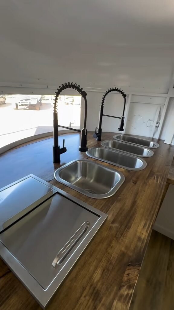 3 Sink compartment horse trailer for sale